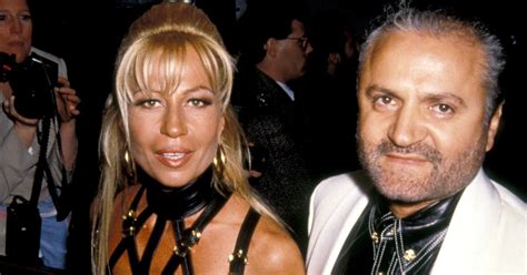 quien asesino a versace|gianni Versace y su pareja.